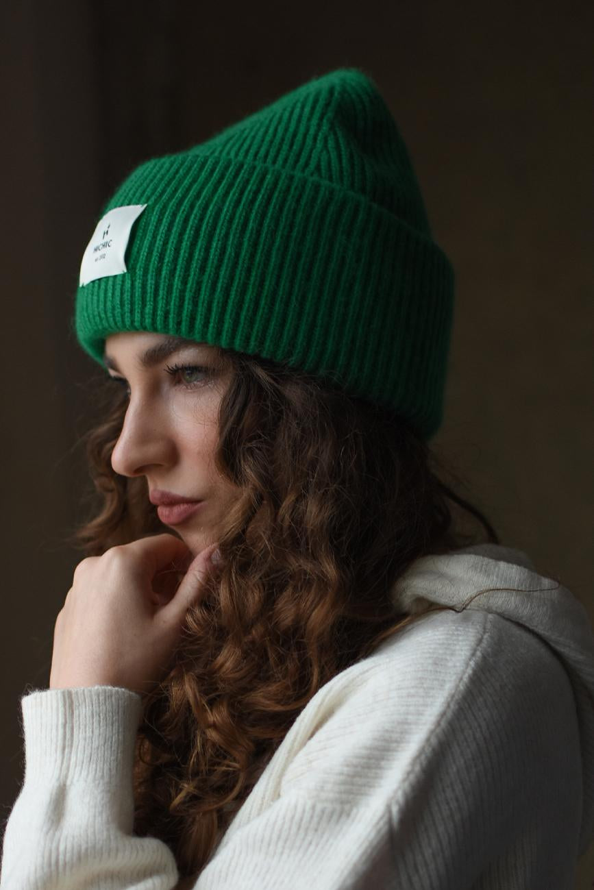 SMARAGDOVĚ ZELENÁ ČEPICE BEANIE HICHIC LuxeKnit