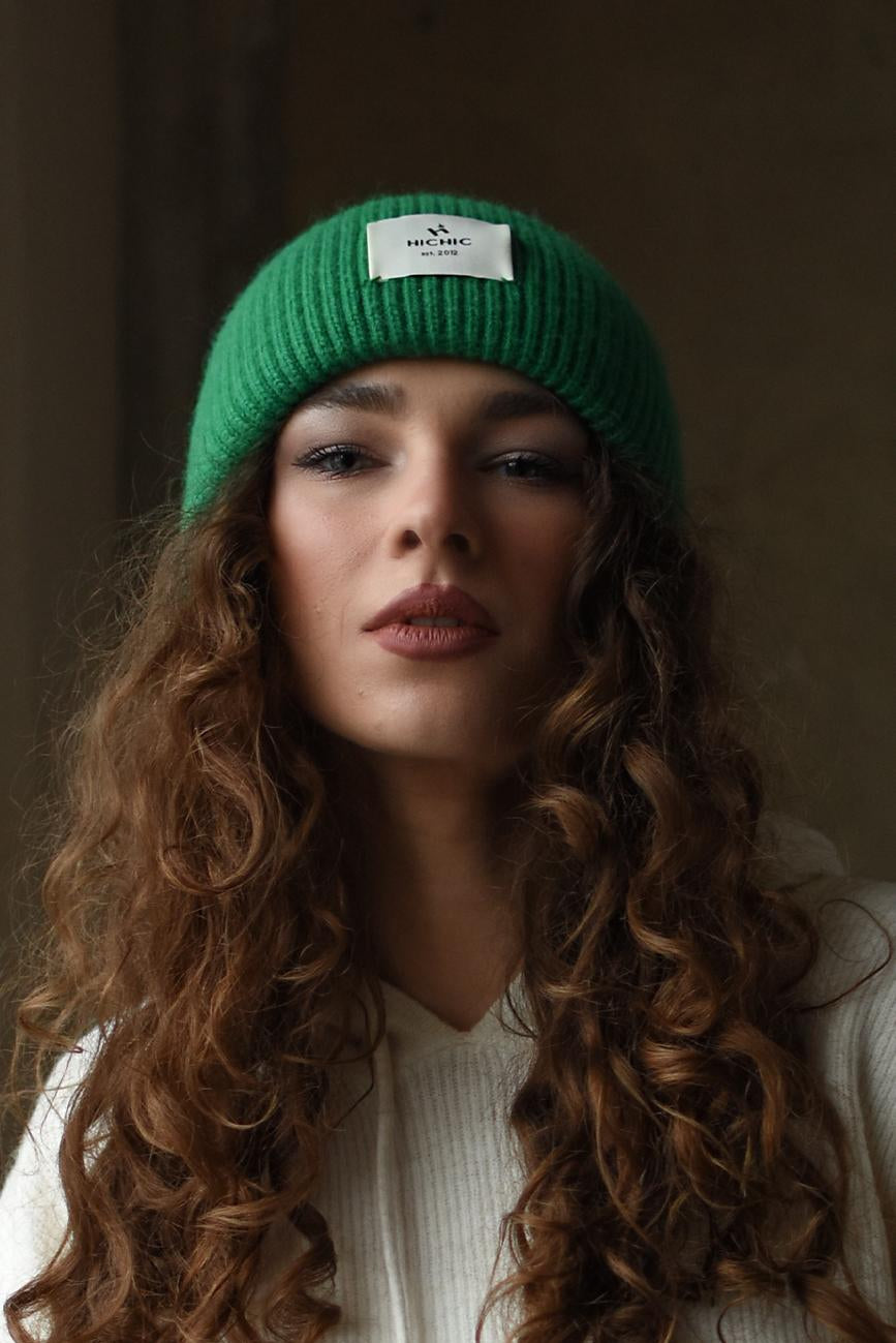 SMARAGDOVĚ ZELENÁ ČEPICE BEANIE HICHIC LuxeKnit