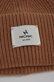 KARAMELOVĚ HNĚDÁ ČEPICE HICHIC LuxeKnit
