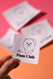 BÍLÁ SAMOLEPKA POMERANIAN 60 mm The Pom Club