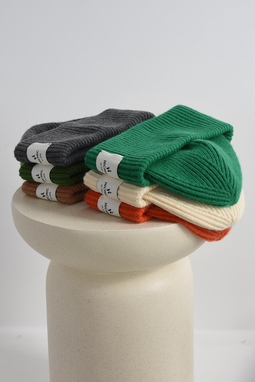 SMARAGDOVĚ ZELENÁ ČEPICE BEANIE HICHIC LuxeKnit
