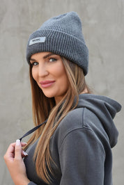 TMAVĚ ŠEDÁ BEANIE HICHIC CoreKnit