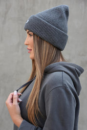 TMAVĚ ŠEDÁ BEANIE HICHIC CoreKnit