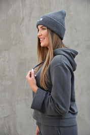 TMAVĚ ŠEDÁ BEANIE HICHIC CoreKnit