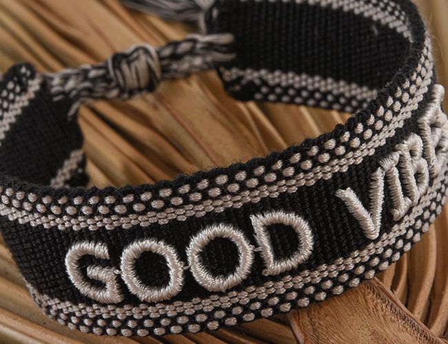 ČERNÝ PLETENÝ NÁRAMEK HICHIC Good vibes