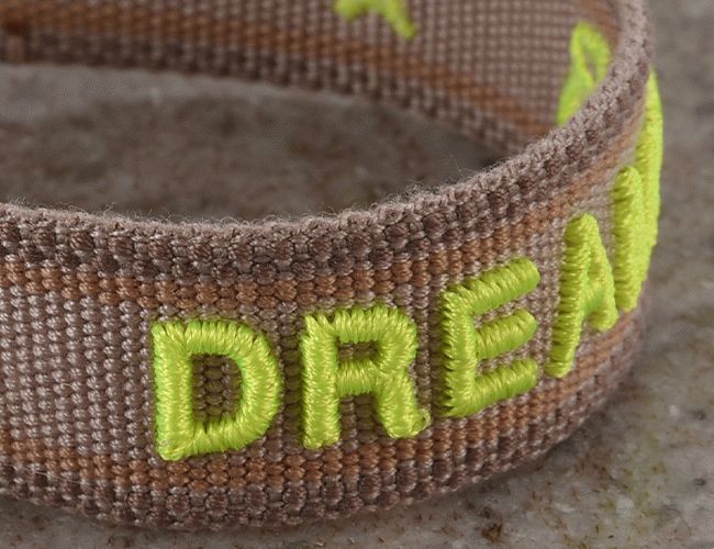 HNĚDÝ PLETENÝ NÁRAMEK HICHIC Dreamer