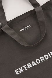 PLÁTĚNÁ TAŠKA PŘES RAMENO S POTISKEM HICHIC Extraordinary