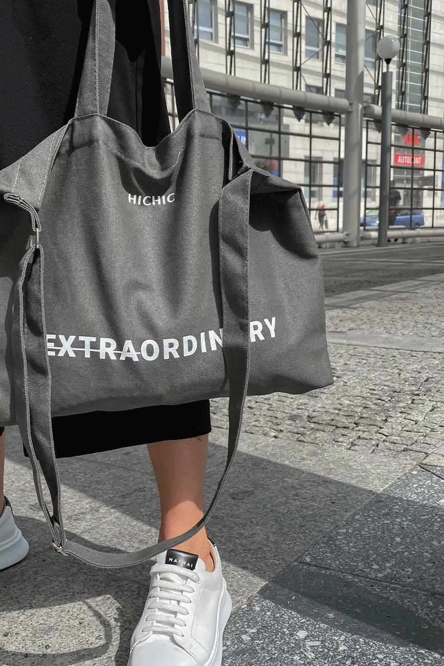 PLÁTĚNÁ TAŠKA PŘES RAMENO S POTISKEM HICHIC Extraordinary