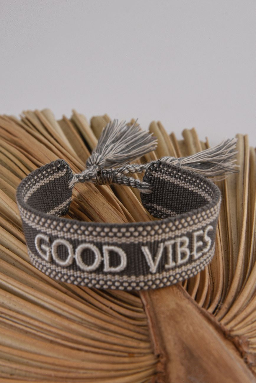 ŠEDÝ PLETENÝ NÁRAMEK HICHIC Good vibes