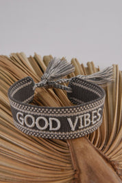 ŠEDÝ PLETENÝ NÁRAMEK HICHIC Good vibes