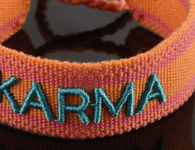 ORANŽOVÝ PLETENÝ NÁRAMEK HICHIC Karma