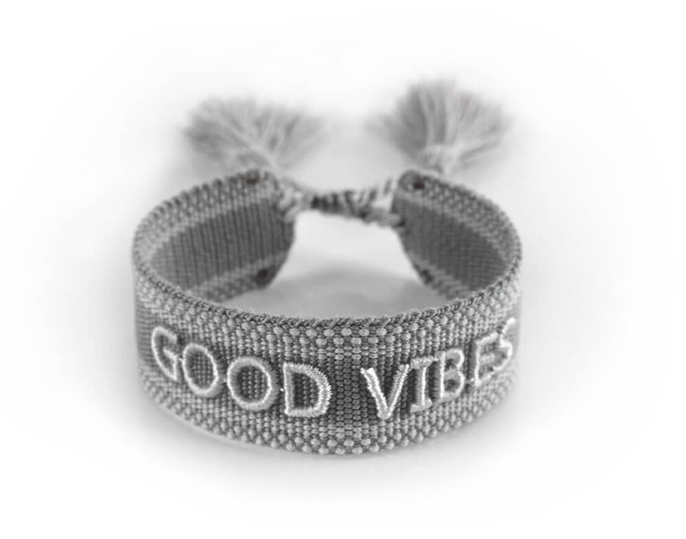 ŠEDÝ PLETENÝ NÁRAMEK HICHIC Good vibes