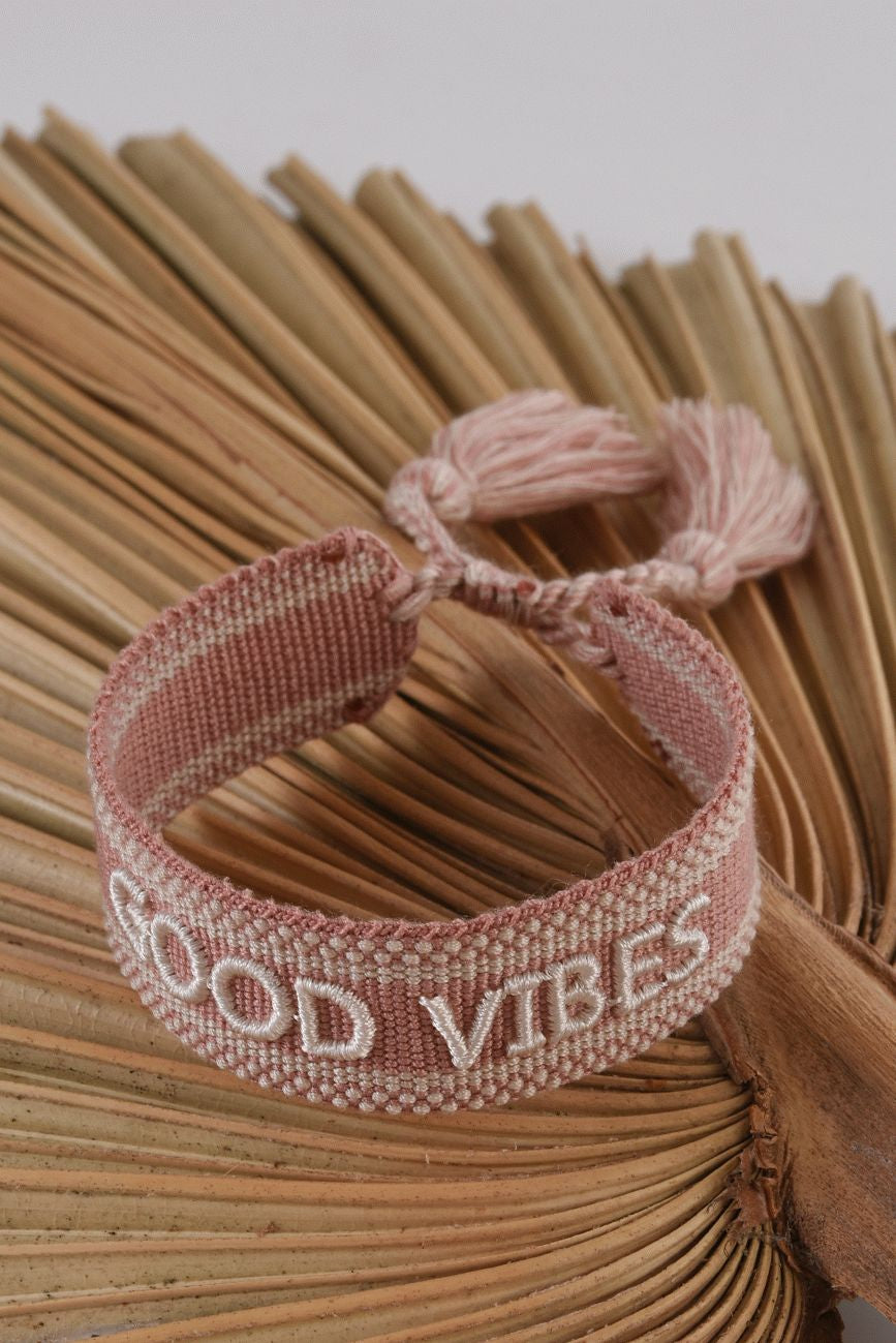 RŮŽOVÝ PLETENÝ NÁRAMEK HICHIC Good vibes